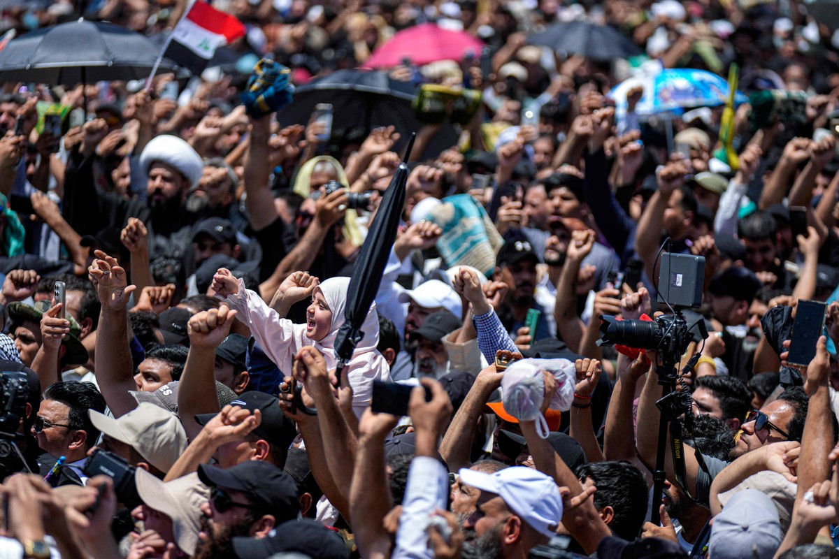 Protestos aumentam no Oriente Médio contra ofensivas de Israel ao Irã Apoiadores do clérigo muçulmano xiita iraquiano Muqtada al-Sadr protestam contra os ataques de Israel ao Irã, após as orações semanais do meio-dia de sexta-feira na cidade de Sadr, em Bagdá (Foto: MURTADHA RIDHA/AFP).