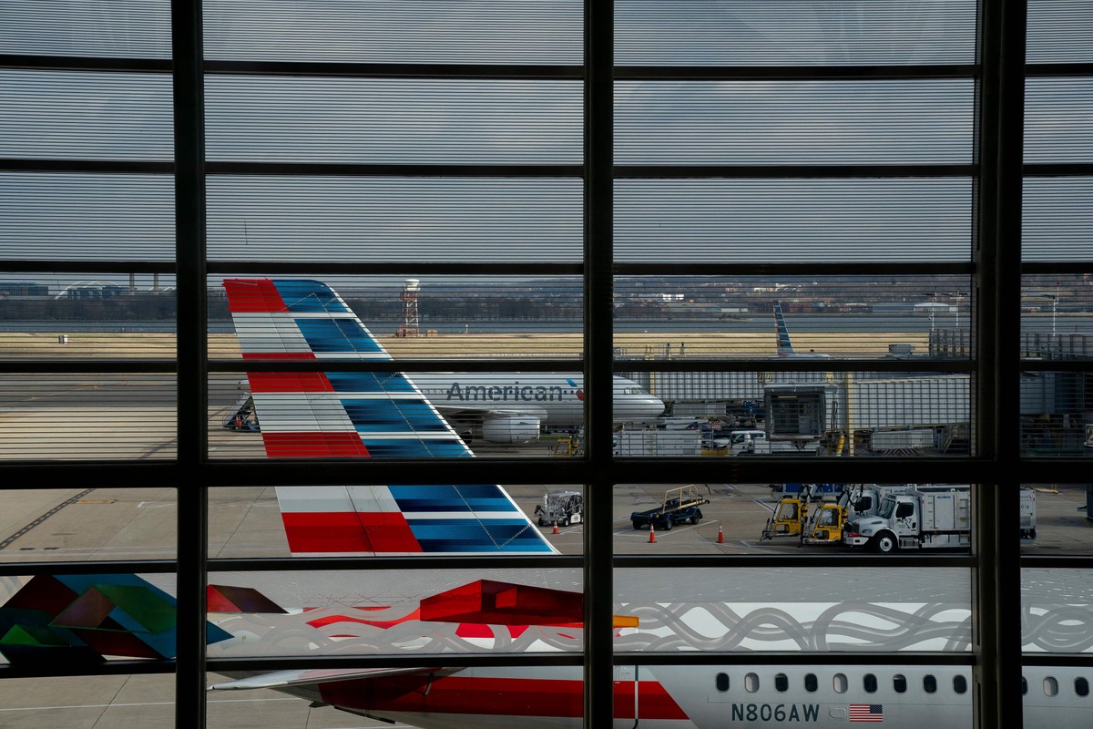 Voo da American Airlines retorna após mensagem de celular ser interpretada como ameaça Aviões da American Airlines no pátio do Ronald Reagan Washington National Airport, em Arlington, Virginia (Foto: Stefani Reynolds / AFP)