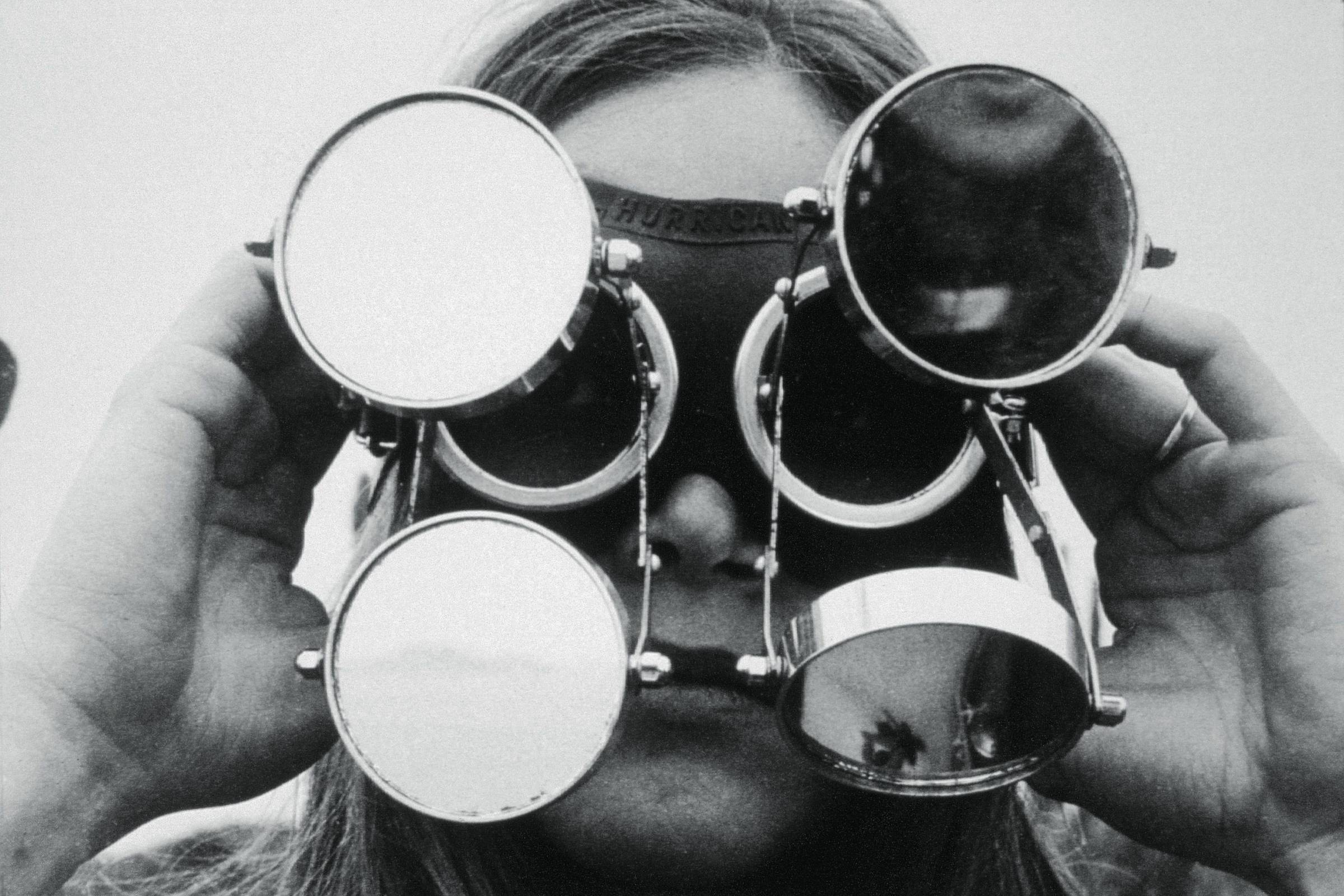 Espírito transgressor une Lygia Clark e Yoko Ono em meio a domínio masculino Óculos (1966), de Lygia Clark, exposta na Neue Nationalgalerie, em Berlim (Foto: David von Becker/Neue Nationalgalerie)