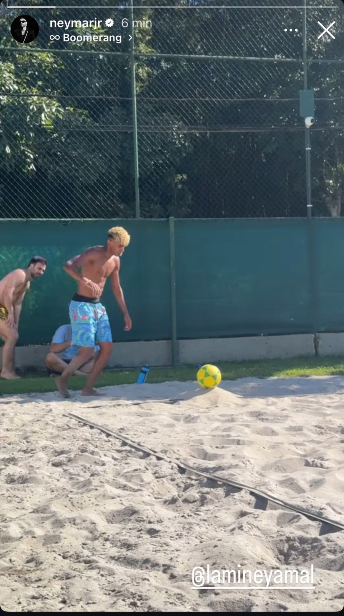 Lamine Yamal se diverte jogando futevôlei com Neymar durante férias no Brasil Neymar joga futevôlei com Yamal (Foto: Reprodução)