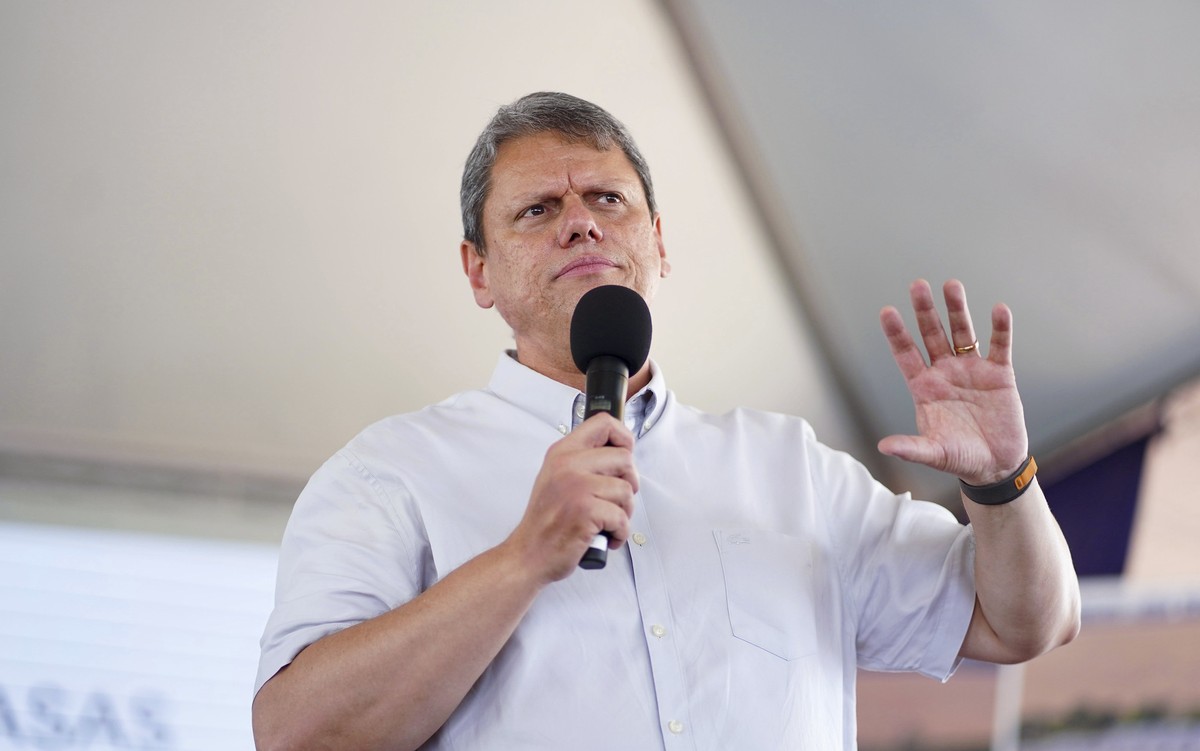 Tarcísio de Freitas durante a entrega de unidades habitacionais em Itapetininga (Foto: Sérgio Barzaghi/Governo do Estado de SP)