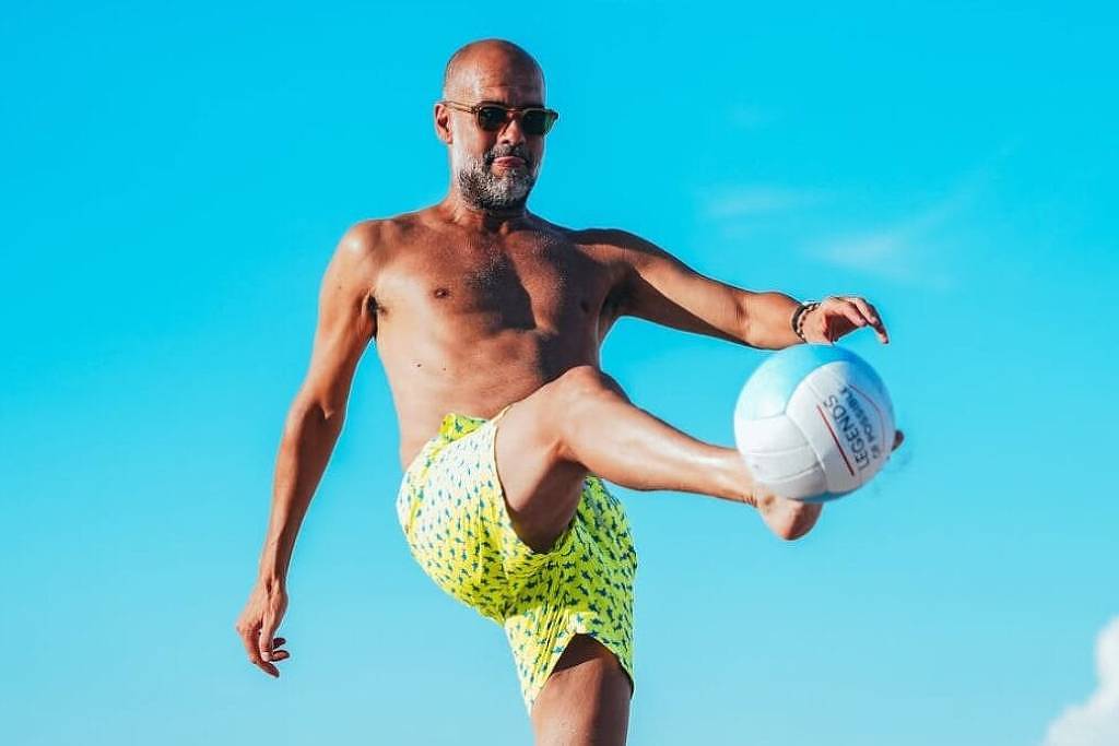 Manchester City troca treino em campo por diversão na praia da Flórida Guardiola mostrou intimidade com a bola na brincadeira de 'altinha' com os jogadores na praia (Foto: Reprodução/Instagram)