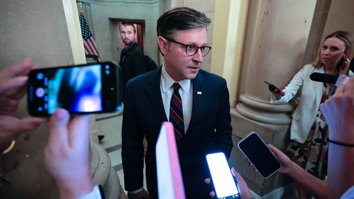 Republicanos da Câmara tentam aprovar megaprojeto de Trump em meio a divisões internas O presidente da Câmara, Mike Johnson (R-LA), fala com repórteres ao retornar ao seu escritório após ir à Comissão de Regras da Câmara, que realiza uma audiência para considerar o One, Big, Beautiful Bill Act, no Capitólio dos EUA em 1º de julho de 2025, em Washington, DC. Os republicanos da Câmara começaram seu trabalho na legislação menos de duas horas após o Senado aprovar sua versão. (Foto: Chip Somodevilla | Getty Images News | Getty Images)
