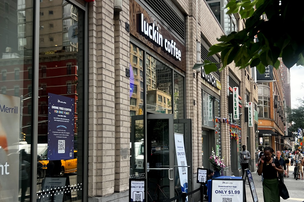 China responde à Starbucks com inauguração de unidades em Nova York Nova unidade da Luckin Coffee em Nova York, em 30 de junho. (Foto: Micah Barkley/Bloomberg)