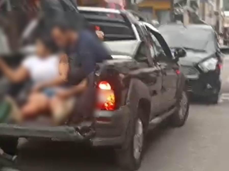 Mulher é ferida por tiro durante operação policial em Paraisópolis, moradores contestam Mulher é socorrida após ser atingida por tiro em uma operação policial em Paraisópolis, na zona sul de São Paulo (Foto: Cedido ao UOL)