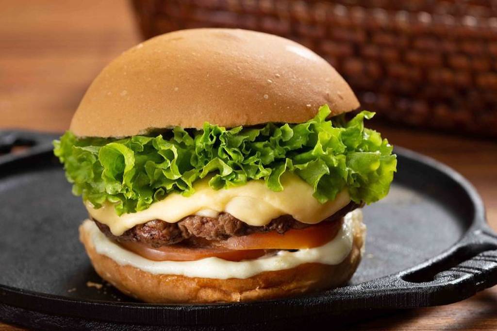 Aprenda a fazer um hambúrguer delicioso em casa com apenas seis ingredientes X-Salada do Osnir Hamburger - Divulgação (Foto: Divulgação)