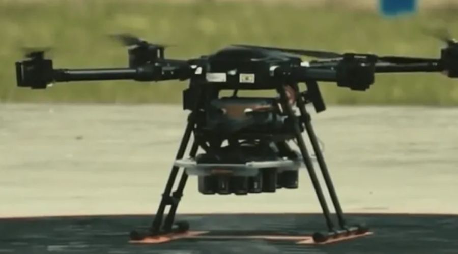 Prefeitura de SP utiliza drones para combater pancadões nas ruas da cidade Drone adquirido por 363 mil reais pela prefeitura pode dispersar gás lacrimogênio, fumígenos, pimenta e outros agentes líquidos (Foto: Condor/Reprodução)