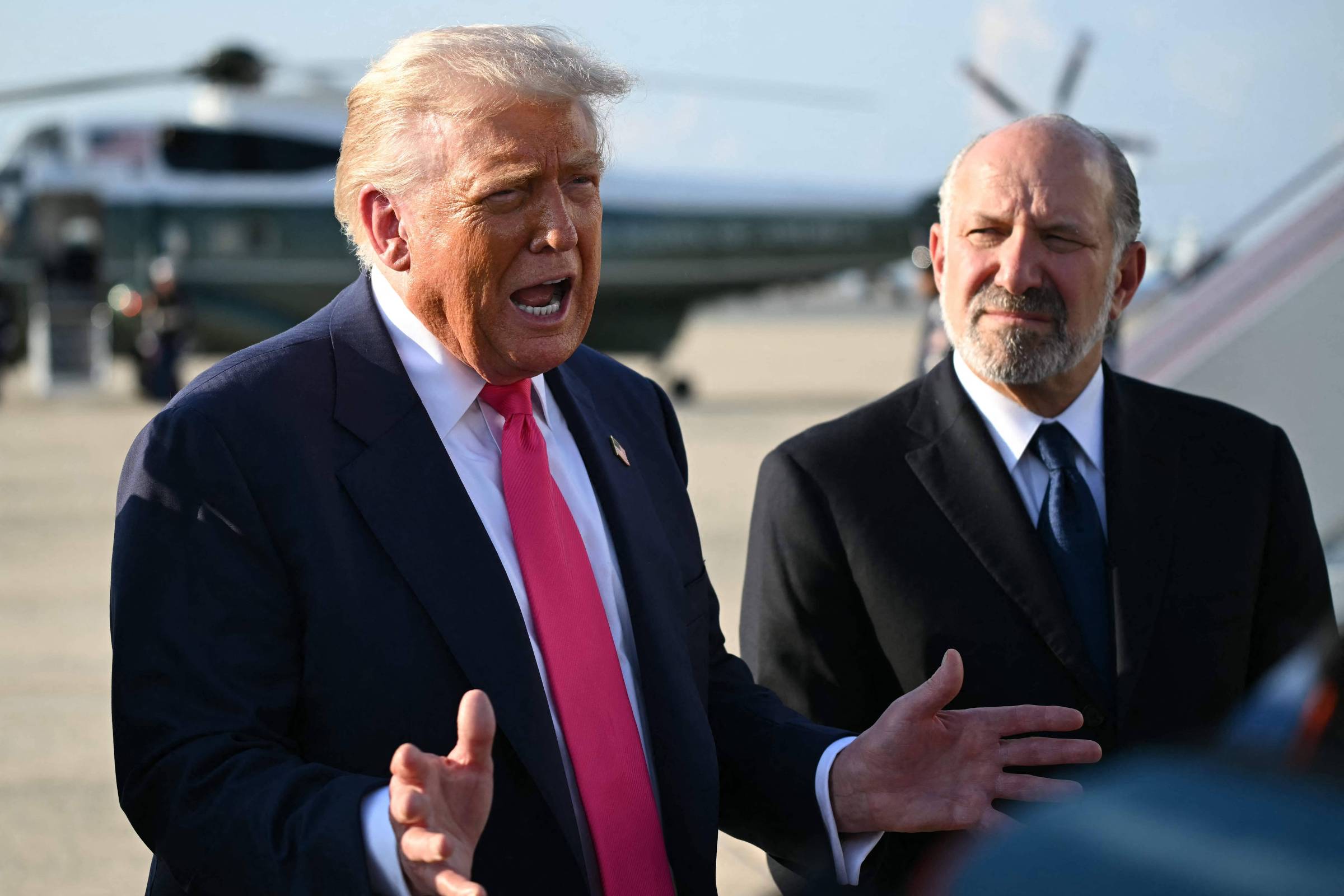 Tarifas comerciais de Trump impactam economia americana e consumidores locais Donald Trump e Howard Lutnick, secretário do Comércio dos EUA, respondem a perguntas de repórteres nos EUA (Foto: Andrew Caballero-Reynolds - 15.jul.2025/AFP)