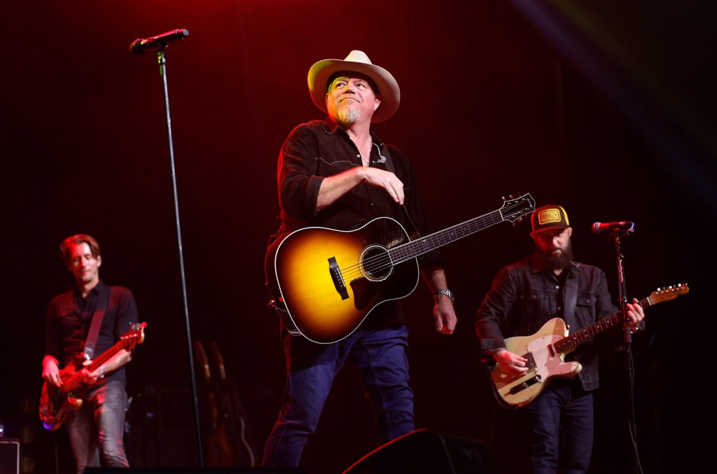 Familiares do cantor Pat Green são vítimas de enchentes no Texas Cantor country Pat Green e sua esposa revelaram que quatro de seus familiares foram perdidos quando foram "levados" pelas enchentes no Texas. (Foto: Reprodução)