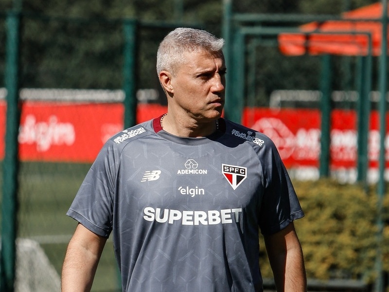 Crespo transforma o São Paulo e reforços se aproximam do retorno ao time Hernán Crespo comanda treino do São Paulo (Foto: Rubens Chiri/SPFC)