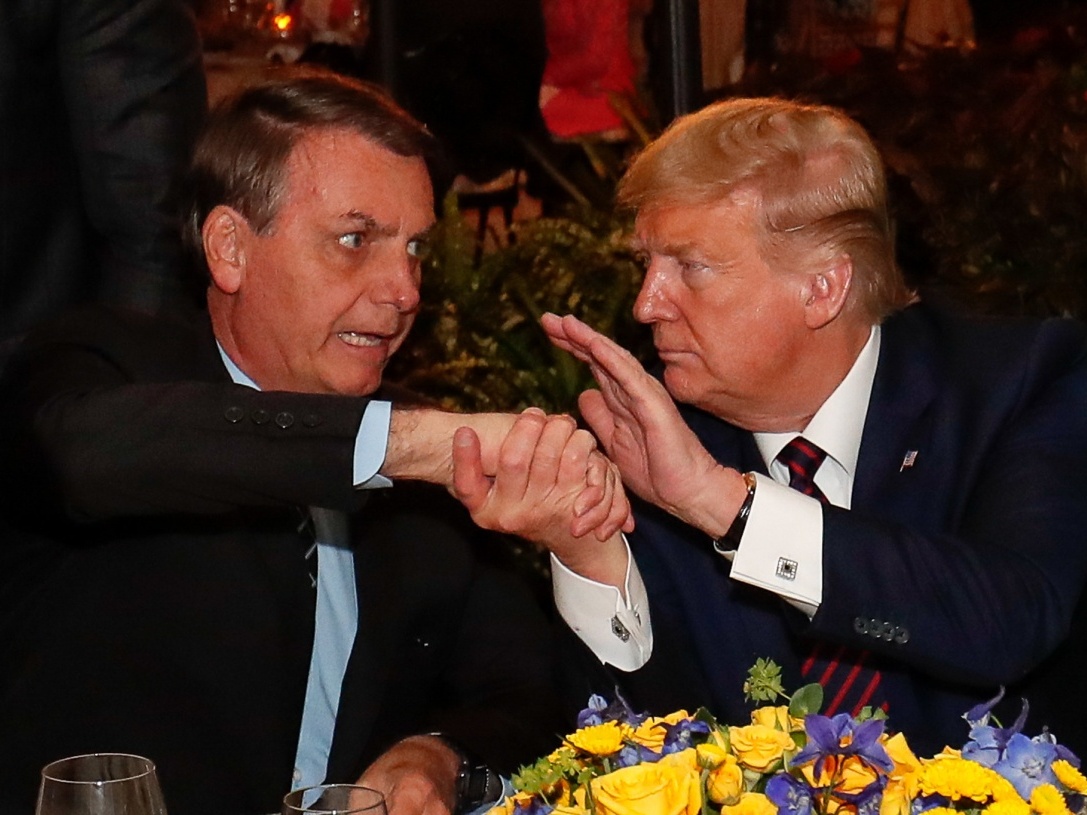 Tarcísio defende economia ao apoiar aliança entre Trump e Bolsonaro Bolsonaro e Trump em jantar, na Flórida (Foto: ALAN SANTOS/PR)