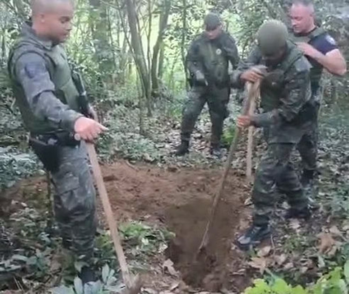 Cemitério clandestino é descoberto na Zona Sul de SP com 12 ossadas encontradas Agentes que faziam patrulhamento no Parque Municipal do Búfalo receberam denúncia nesta quinta-feira (Foto: Divulgação/GCM)