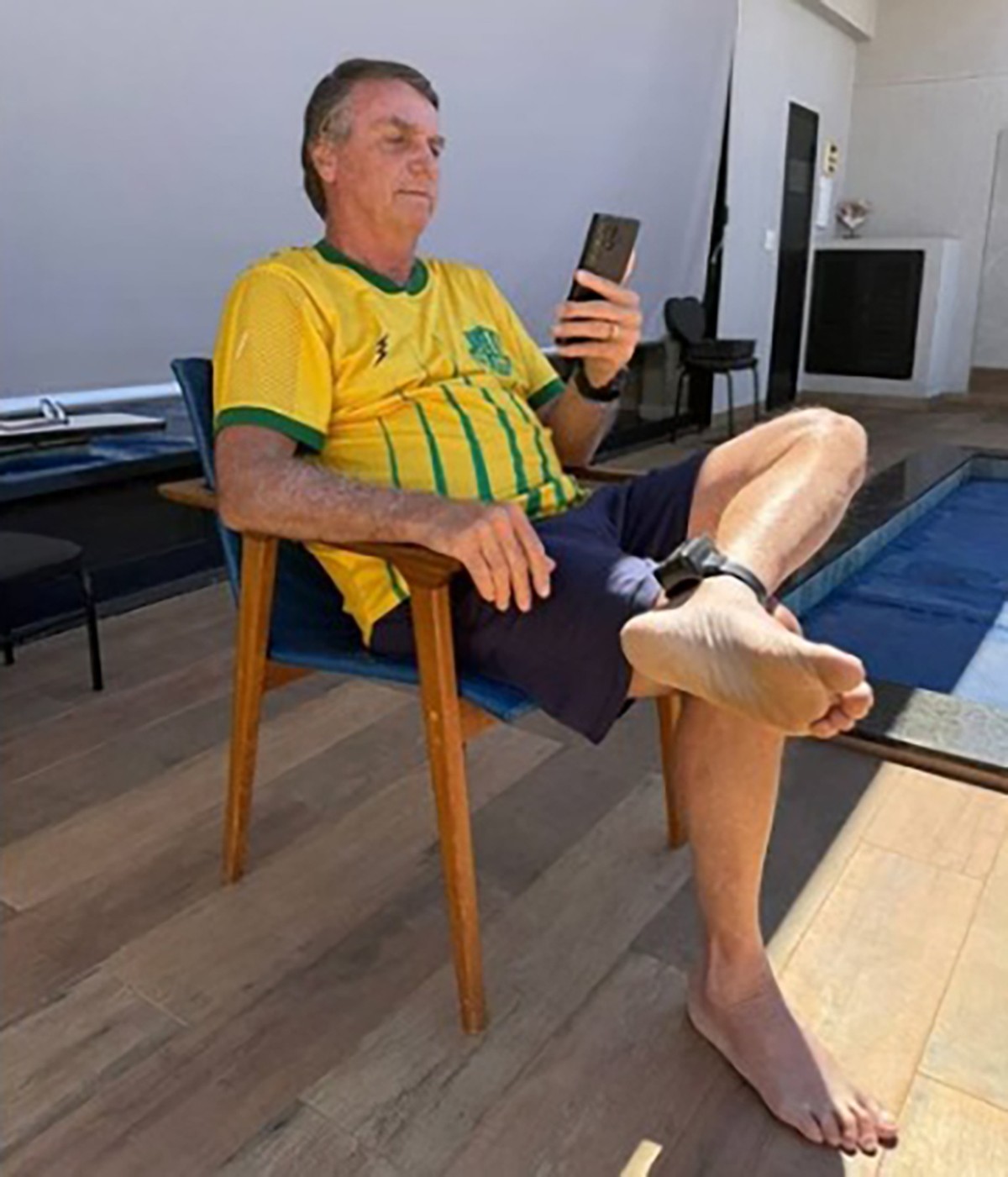 Vizinhos de Bolsonaro reclamam de barulho e tumulto no condomínio em Brasília Bolsonaro em sua casa, onde cumpre prisão domiciliar (Foto: Reprodução/Instagram)