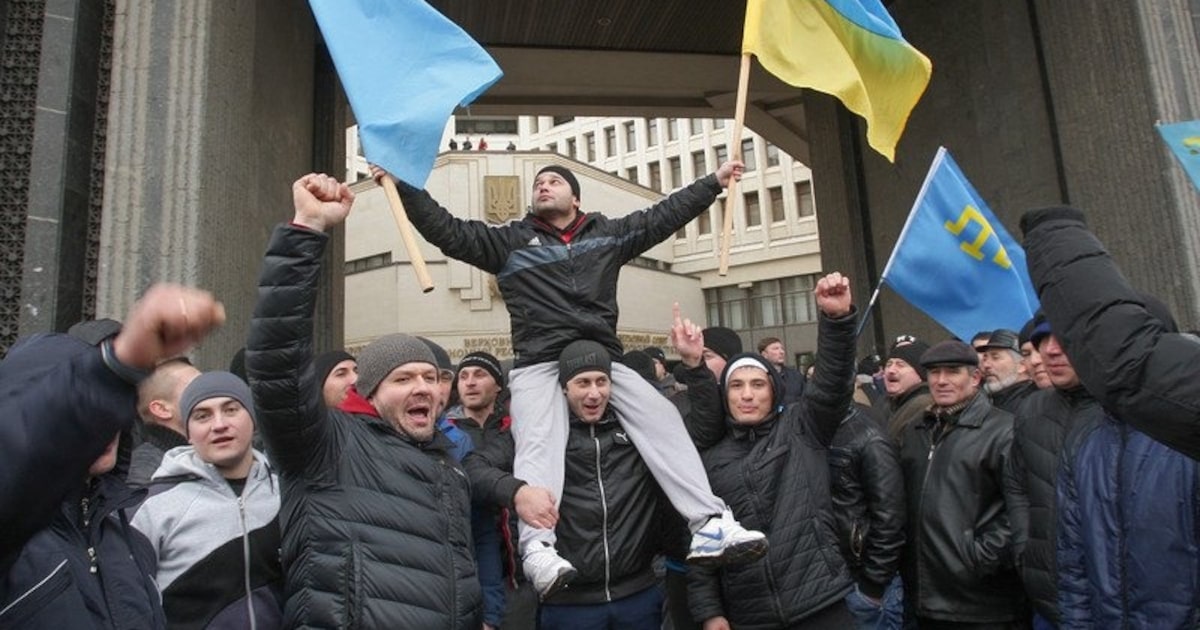 Ucranianos da Crimeia rejeitam proposta de Trump de ceder território à Rússia Protestos em 26 de fevereiro de 2014 em frente ao Parlamento da Crimeia contra a ocupação russa (Foto: Arquivo pessoal/Cedidas ao Estadão por Tamila Tasheva)