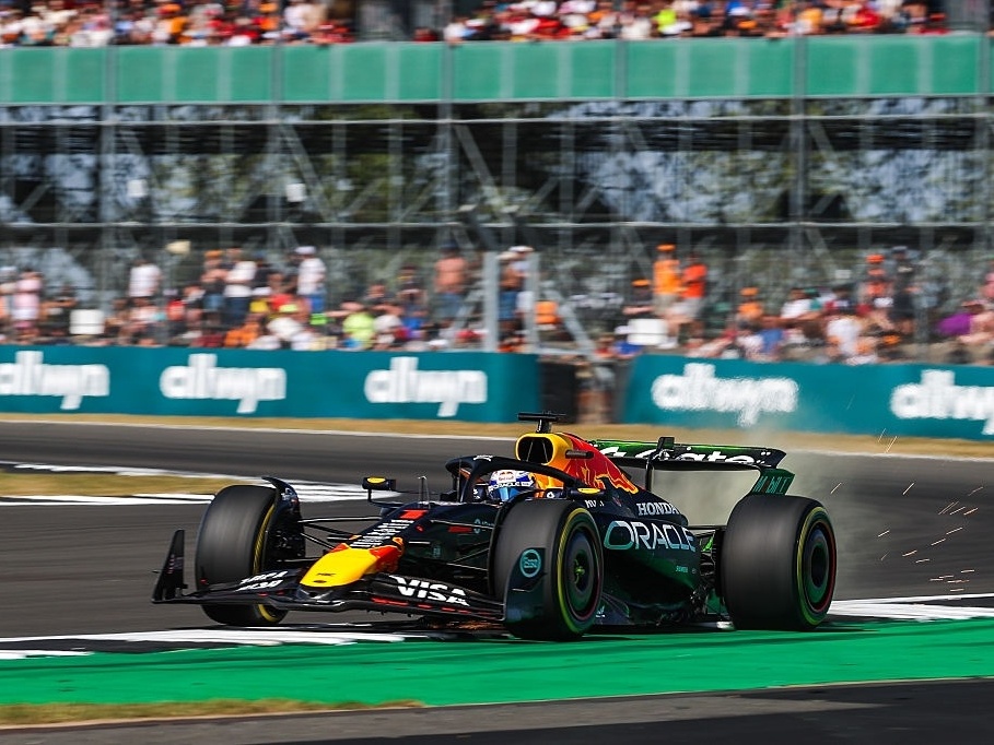 Verstappen garante pole position em Silverstone; Bortoleto larga em 16º lugar Verstappen garante pole position em Silverstone; Bortoleto larga em 16º lugar