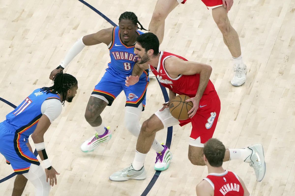 Santi Aldama renova com os Grizzlies por 52,5 milhões de dólares Santi Aldama, com os Memphis, disputa o balón com Jalen Williams, de Oklahoma, durante um partido no passado abril. (Foto: KAREN PULFER FOCHT/EFE)