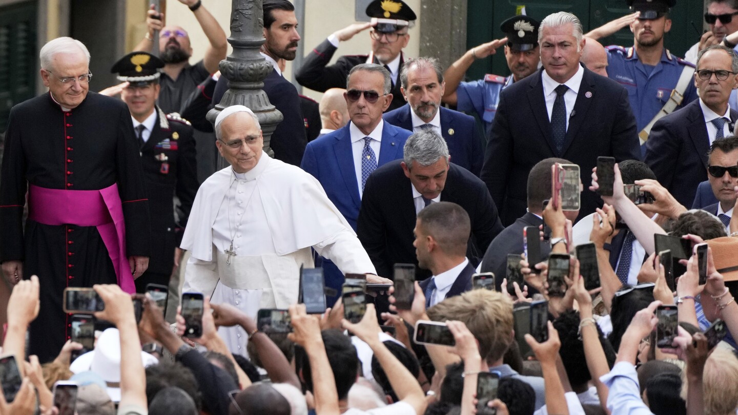 O Papa Leão XIV acena para os fiéis ao chegar para celebrar uma missa na igreja de São Tomás de Villanova em Castel Gandolfo, domingo, 13 de julho de 2025. (Foto: Gregorio Borgia)