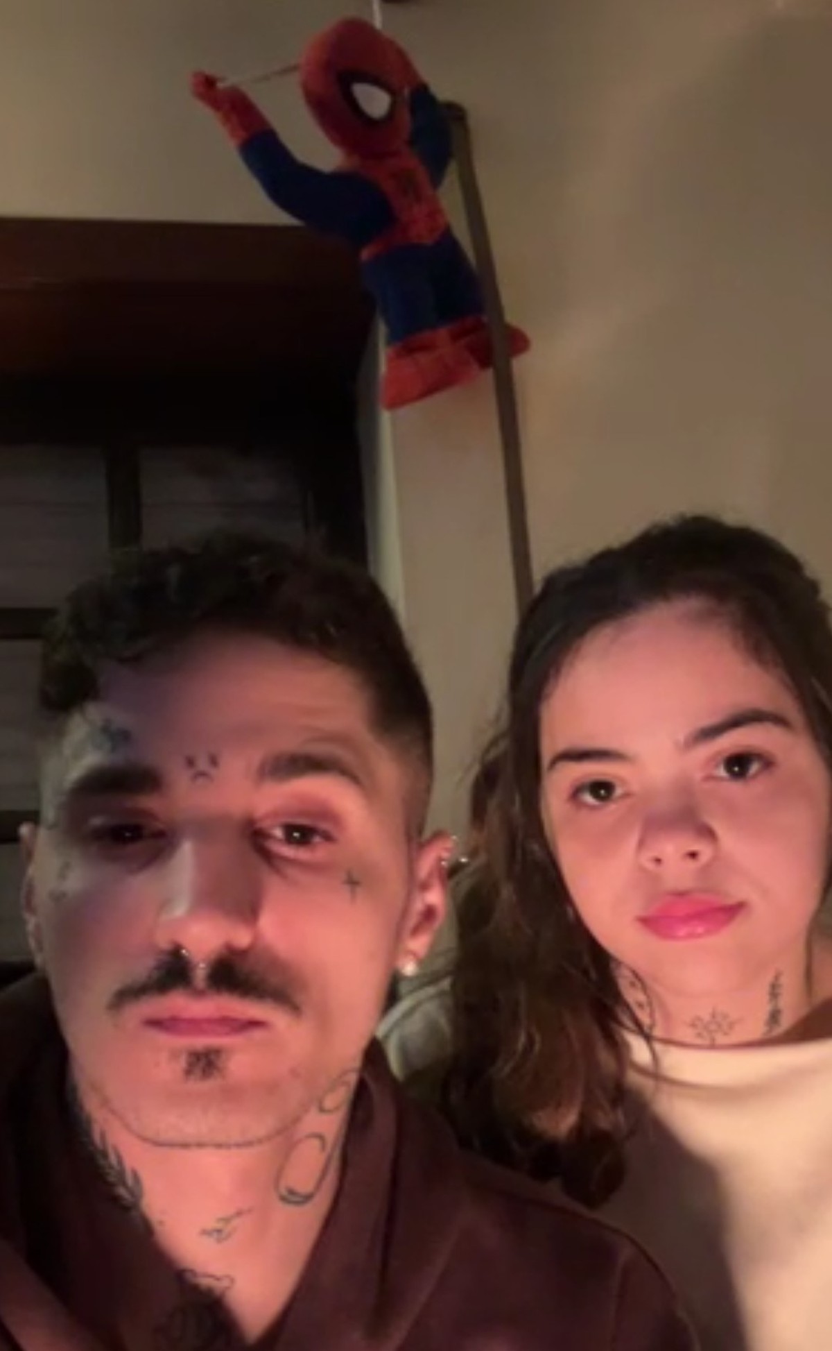 Carlos Orleans e Carol Archangelo durante entrevista por vídeo (Foto: Gian Amato/Portugal Giro/O Globo)