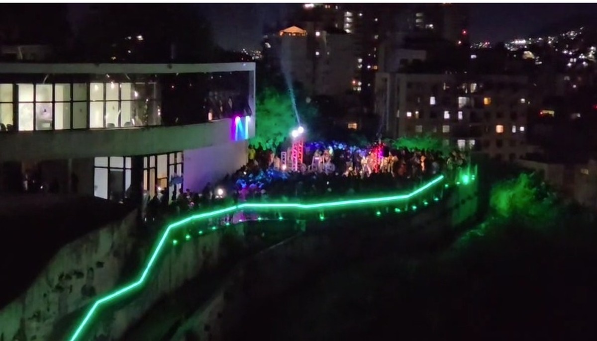 Festas barulhentas no MACquinho geram reclamações de vizinhos em Niterói Vídeo mostra porta do prédio aberta durante festa particular no MACquinho (Foto: Reprodução de vídeo)
