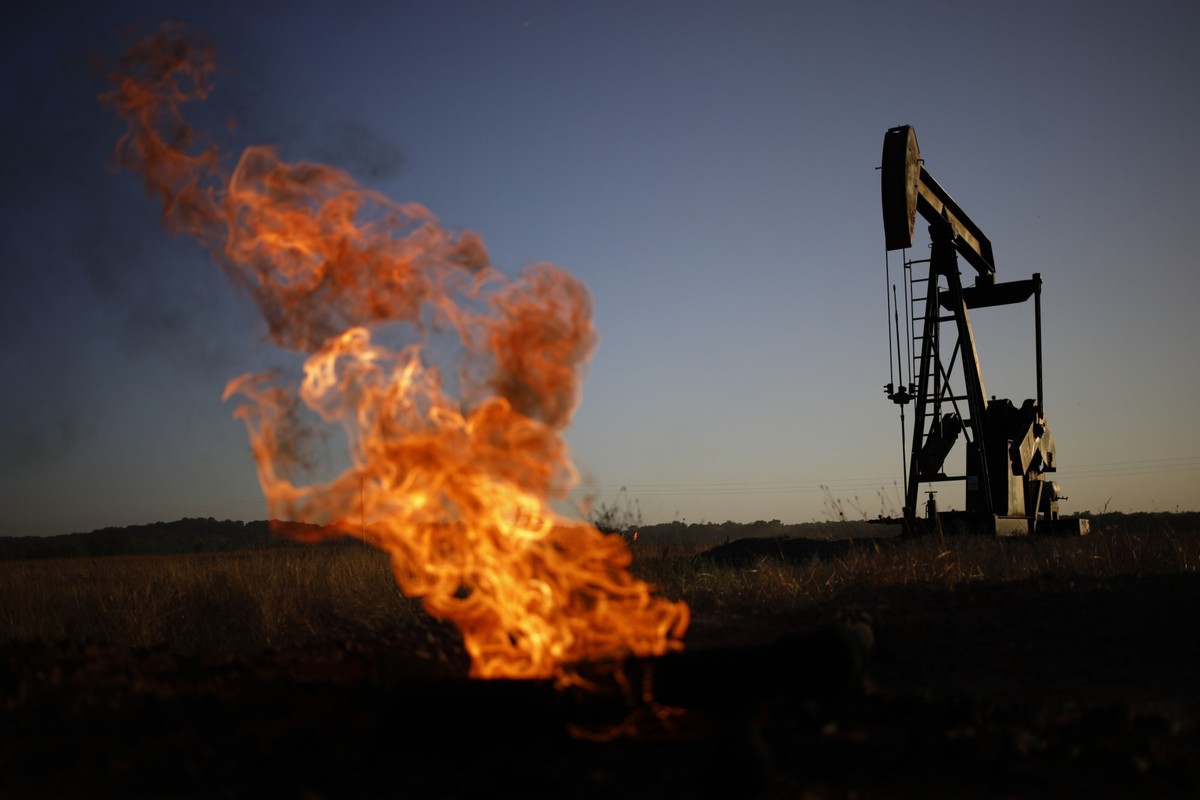 Preços do petróleo reagem à guerra entre Israel e Irã (Foto: Bloomberg)