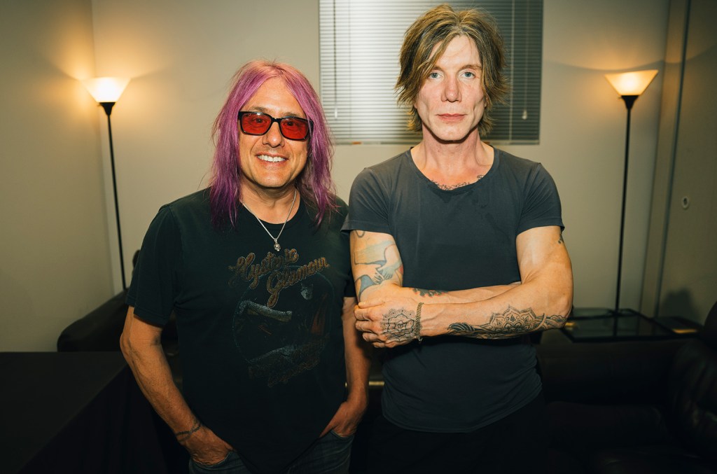 Goo Goo Dolls promove sorteio para arrecadar fundos para vítimas de enchentes no Texas Fãs do Goo Goo Dolls podem participar de um sorteio para ganhar uma viagem para ver a banda no Red Rocks, com o dinheiro arrecadado indo para esforços de alívio das enchentes no Texas. (Foto: Reprodução)