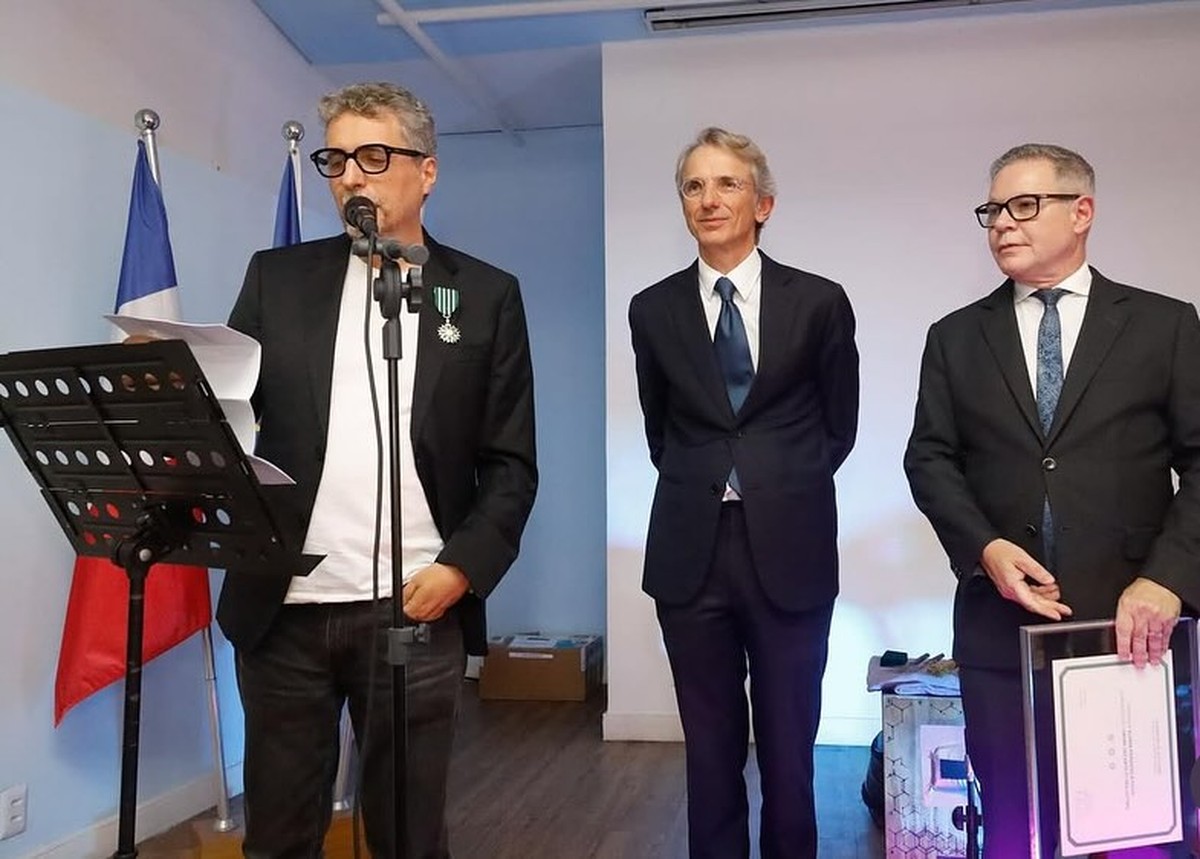 Kleber Mendonça Filho recebe medalha do governo da França (Foto: Reprodução / Instagram)