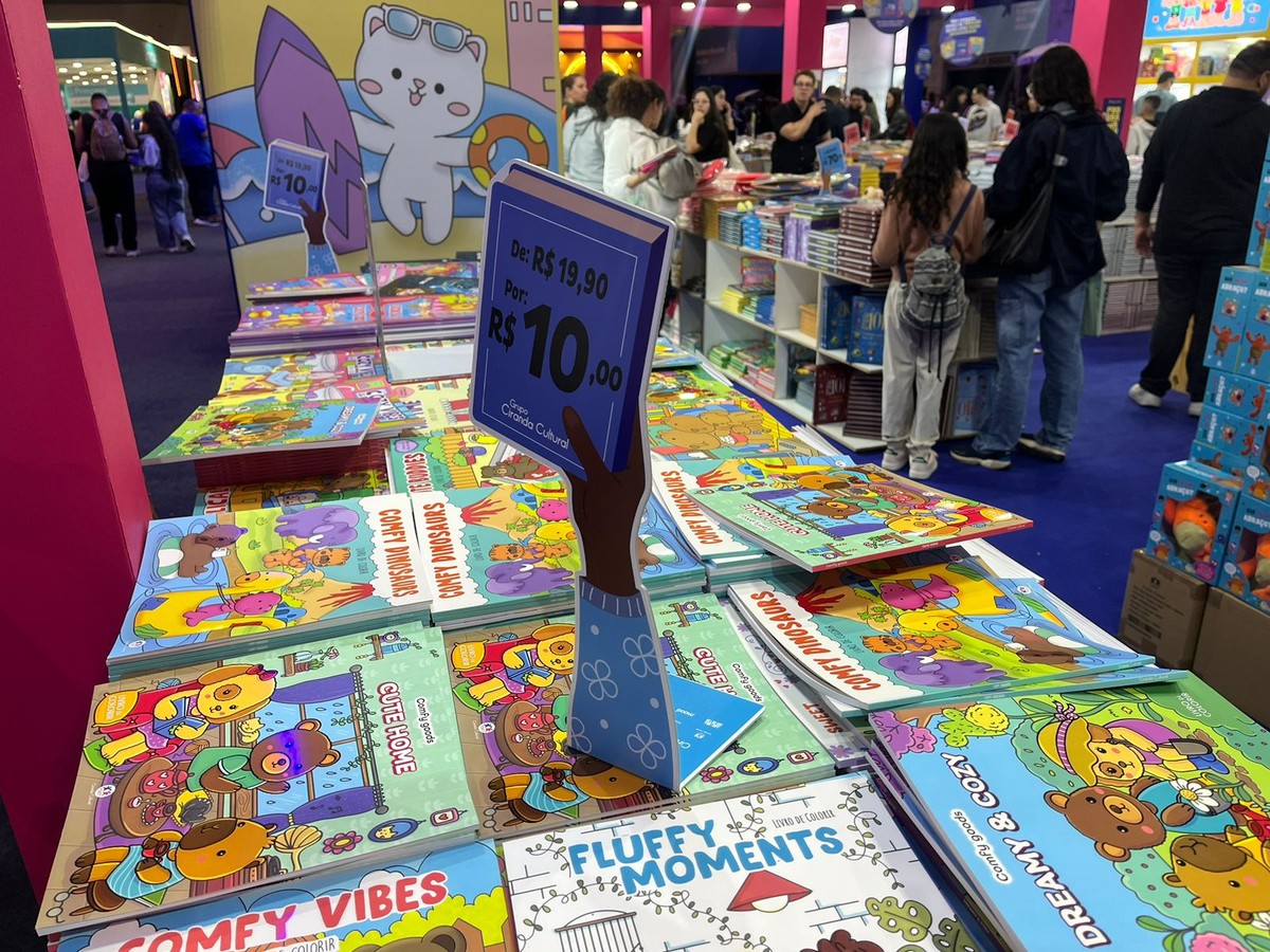 Livros de colorir fofinhos e virais nas redes são febre entre crianças e adolescentes durante a Bienal. (Foto: O Globo)