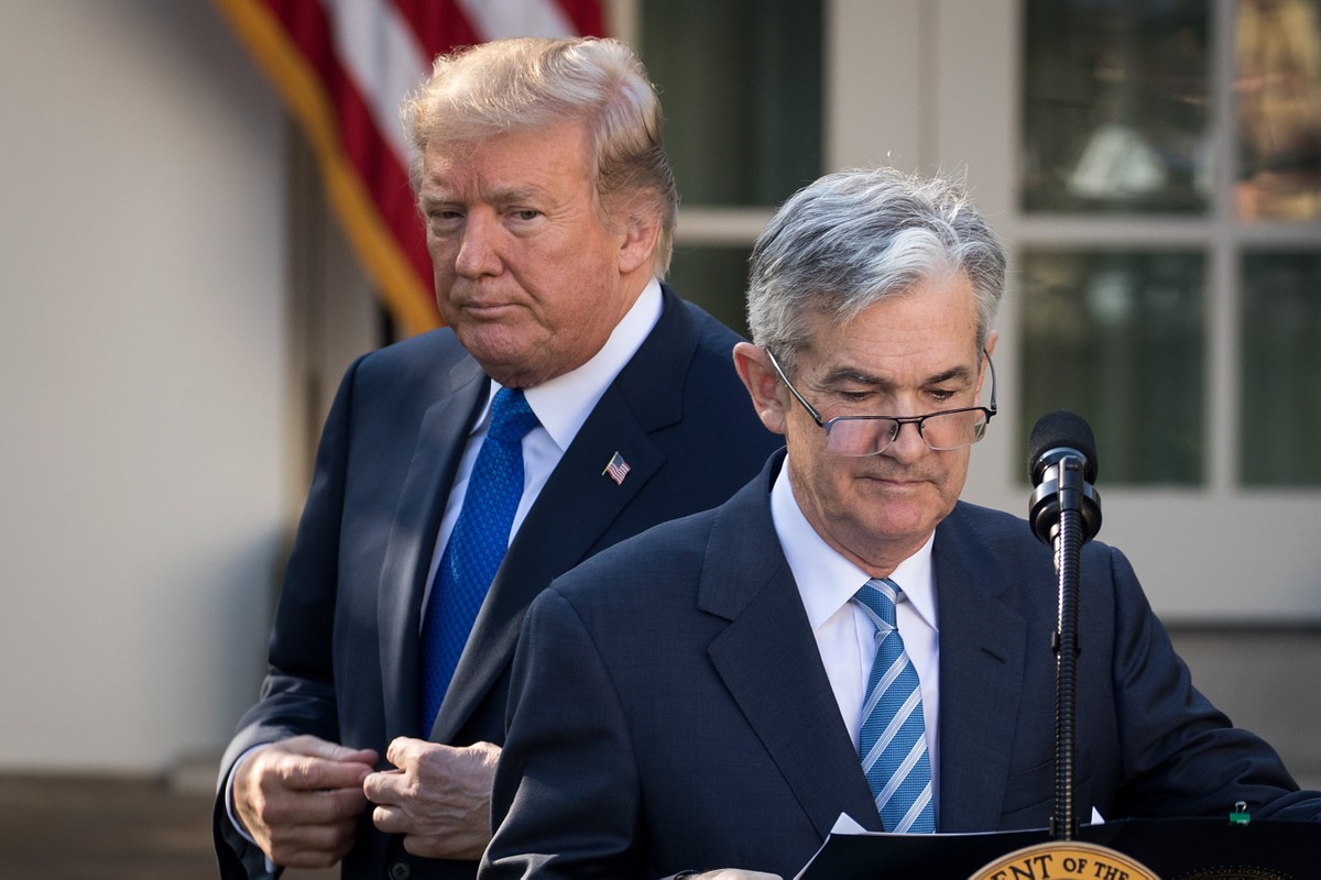 Trump pressiona novamente o Fed a reduzir juros para impulsionar a economia Donald Trump e Jerome Powell: a pressão sobre o corte de juros continua (Foto: Getty Image via Bloomberg)