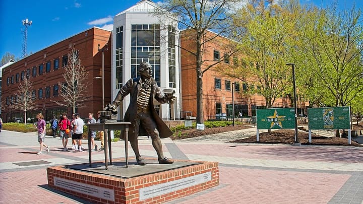 Administração Trump investiga política de diversidade na Universidade George Mason Estátua de George Mason no campus da George Mason University, Fairfax, Virginia. (Foto: Robert Knopes | UCG | Universal Images Group | Getty Images)