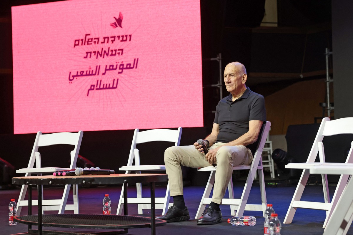 Ex-premiê de Israel classifica 'cidade humanitária' em Gaza como campo de concentração Ehud Olmert, ex-primeiro-ministro de Israel, fotografado durante evento em Jerusalém no começo de maio (Foto: Ahmad Gharabli/AFP)