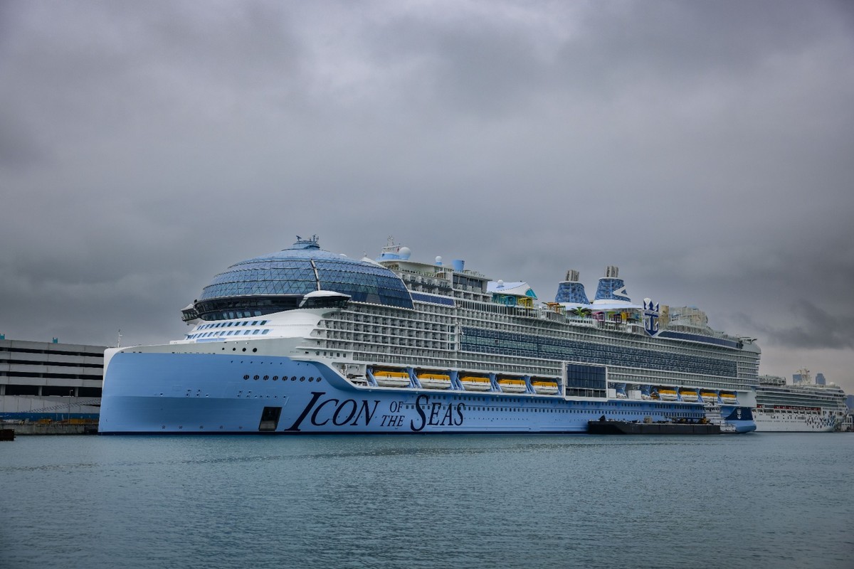 Tripulante morre após queda do maior cruzeiro do mundo nas Bahamas O navio de cruzeiro Royal Caribbean Icon of the Seas atracou no PortMiami em Miami, Flórida, EUA, na quinta-feira, 11 de janeiro de 2024. O maior navio de cruzeiro do mundo partiu em sua viagem inaugural em 27 de janeiro. (Foto: Uzcategui/Bloomberg)