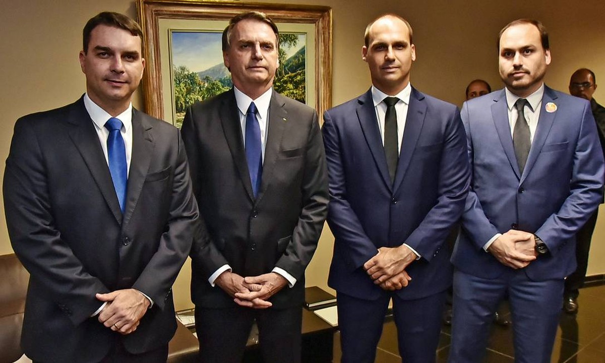 Moraes cancela depoimentos de Bolsonaro em investigação sobre golpe de Estado Deputado federal licenciado Eduardo Bolsonaro e o vereador Carlos Bolsonaro, em 2018 (Foto: Divulgação)