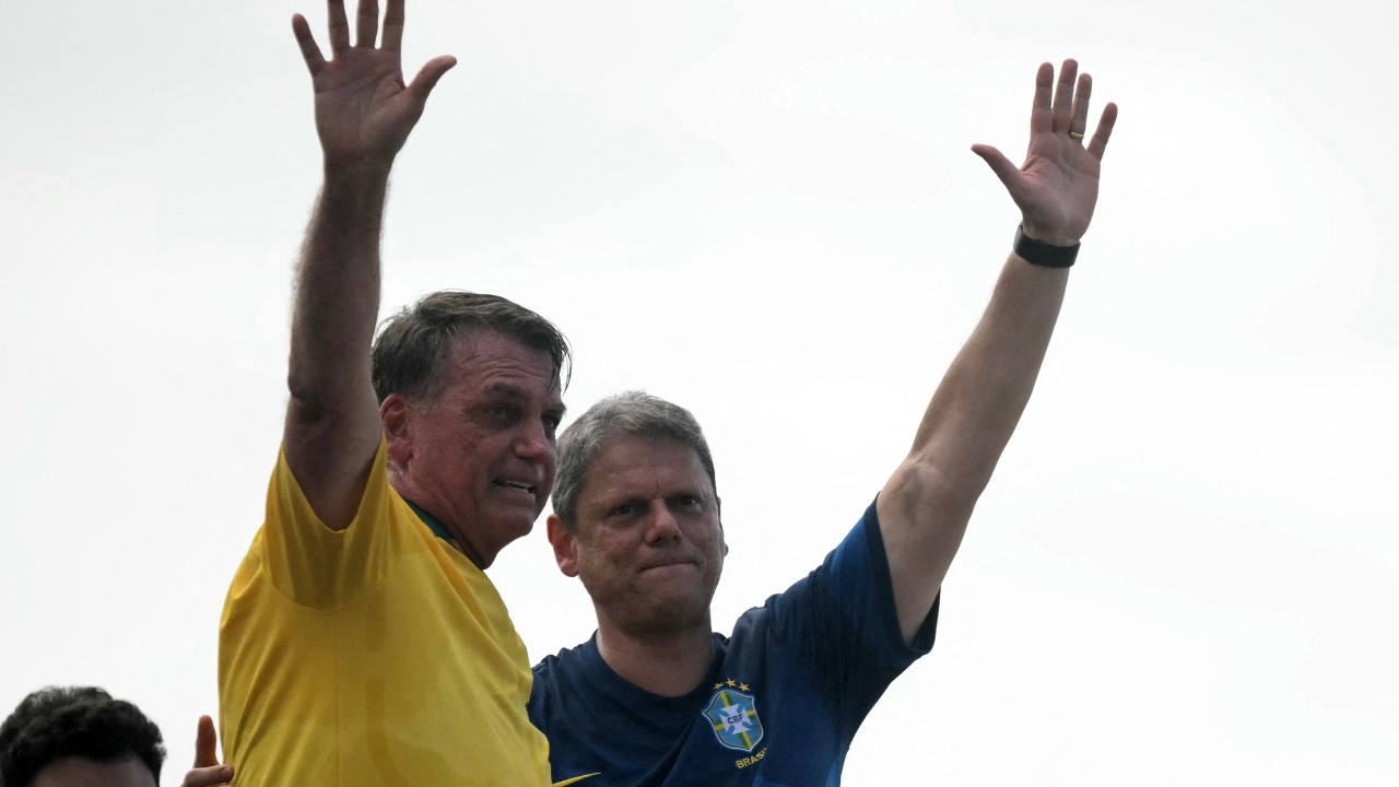 Tarcísio almoça com Bolsonaro um dia após tarifas de Trump serem anunciadas Jair Bolsonaro e Tarcísio de Freitas durante ato pró-anistia aos golpistas do 8 de Janeiro, em Copacabana - 16/03/2025 (Foto: Mauro PIMENTEL/AFP)
