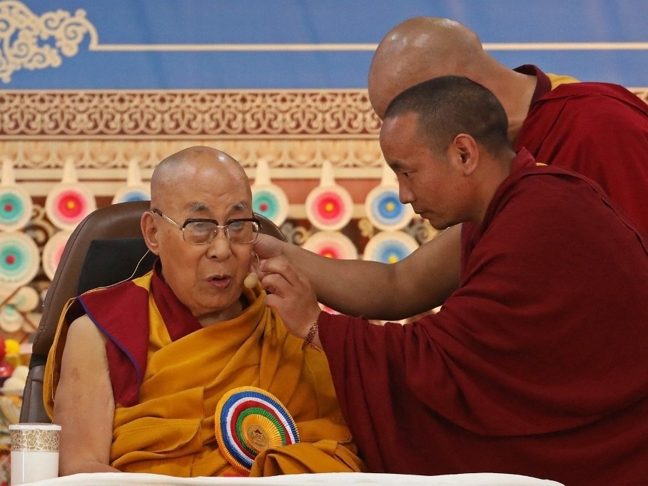 Dalai Lama inicia processo de sucessão aos 90 anos e revela critérios de escolha Líder espiritual tibetano, Dalai Lama, participa de uma cerimônia de oferenda de Oração de Longa Vida no Templo Tibetano Principal em McLeod Ganj, perto de Dharamsala (Foto: Sanjay BAID / AFP)