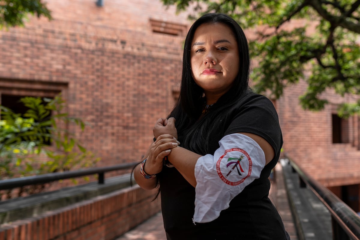 Mães formam grupo de busca por filhos raptados para guerra na Colômbia Solanyi Guejia, líder indígena Nasa e da Guarda Intercultural, em Cali, no dia 24 de junho. (Foto: Jair F. Coll)