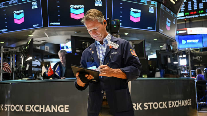 Futuros do S&P 500 permanecem estáveis após recordes consecutivos de fechamento Traders trabalham no pregão da Bolsa de Valores de Nova York (NYSE) na abertura do mercado em 18 de julho de 2025, na cidade de Nova York. (Foto: Angela Weiss | AFP | Getty Images)