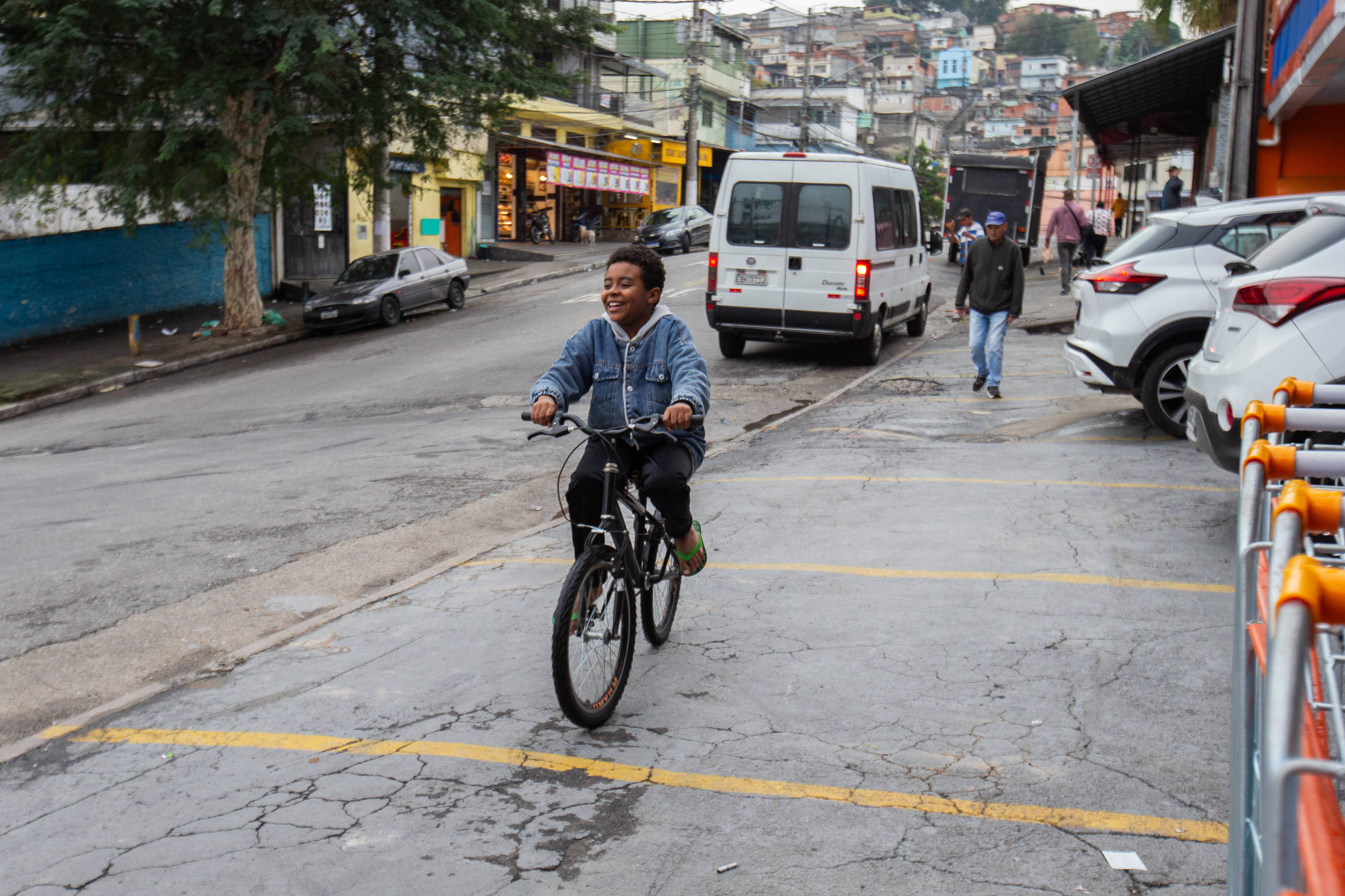 Crianças sem acesso a áreas verdes enfrentam problemas de saúde física e mental Nicolas Albino, 7, anda de bicicleta no estacionamento de um mercado perto de casa, um dos poucos lugares em que pode brincar no bairro onde mora, na zona norte de São Paulo (Foto: Raquel Franco/Folhapress)