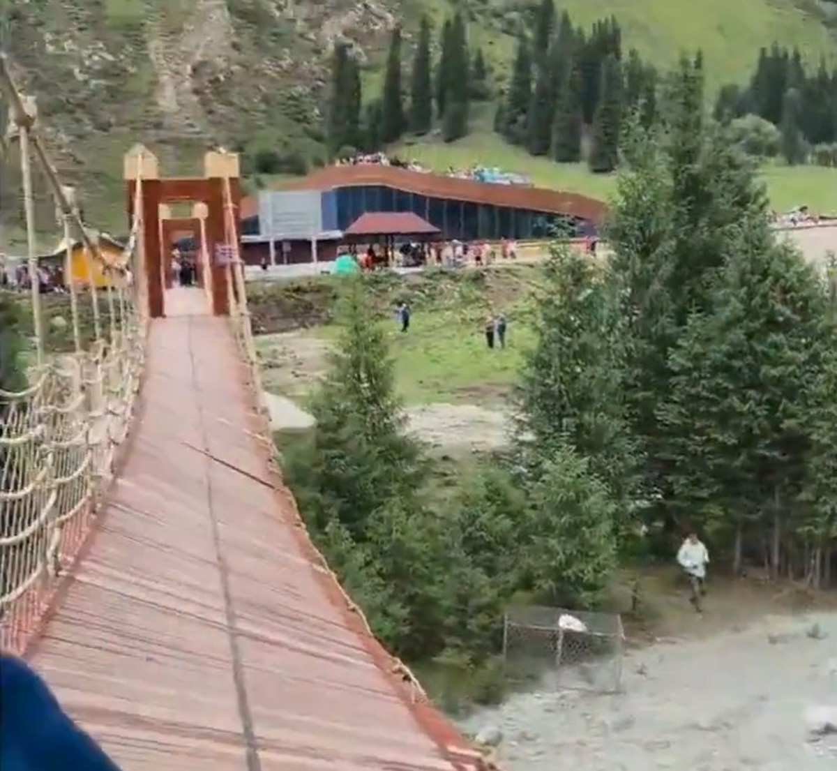 Ponte suspensa cai na China e provoca cinco mortes e 24 feridos em área turística