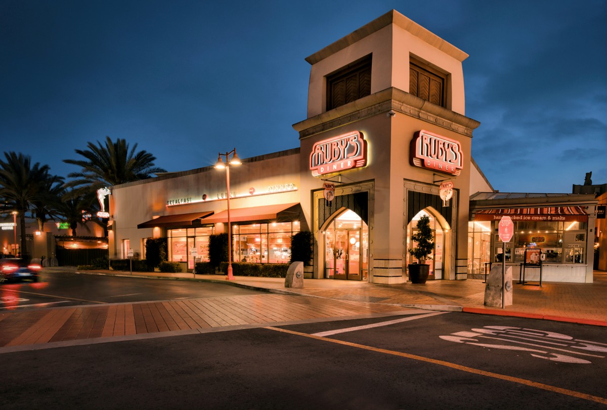 Investidor brasileiro aposta em strip malls na Flórida para diversificar negócios Loja de strip mall (Foto: Unsplash)