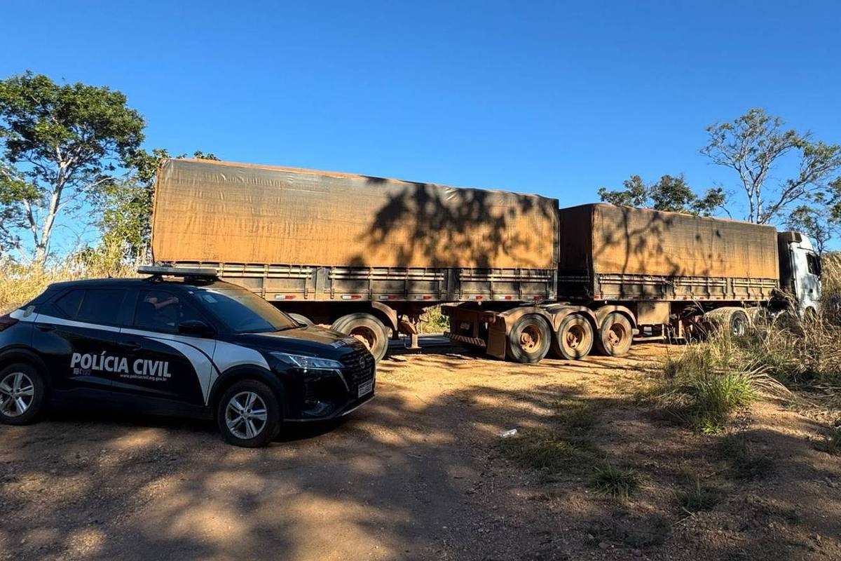 Polícia de Minas Gerais captura trio suspeito de roubo de carga de café de R$ 4 milhões Polícia Civil de MG apreende carreta com 50 toneladas de café supostamente roubado de fazenda no norte de Minas (Foto: Divulgação/PCMG)