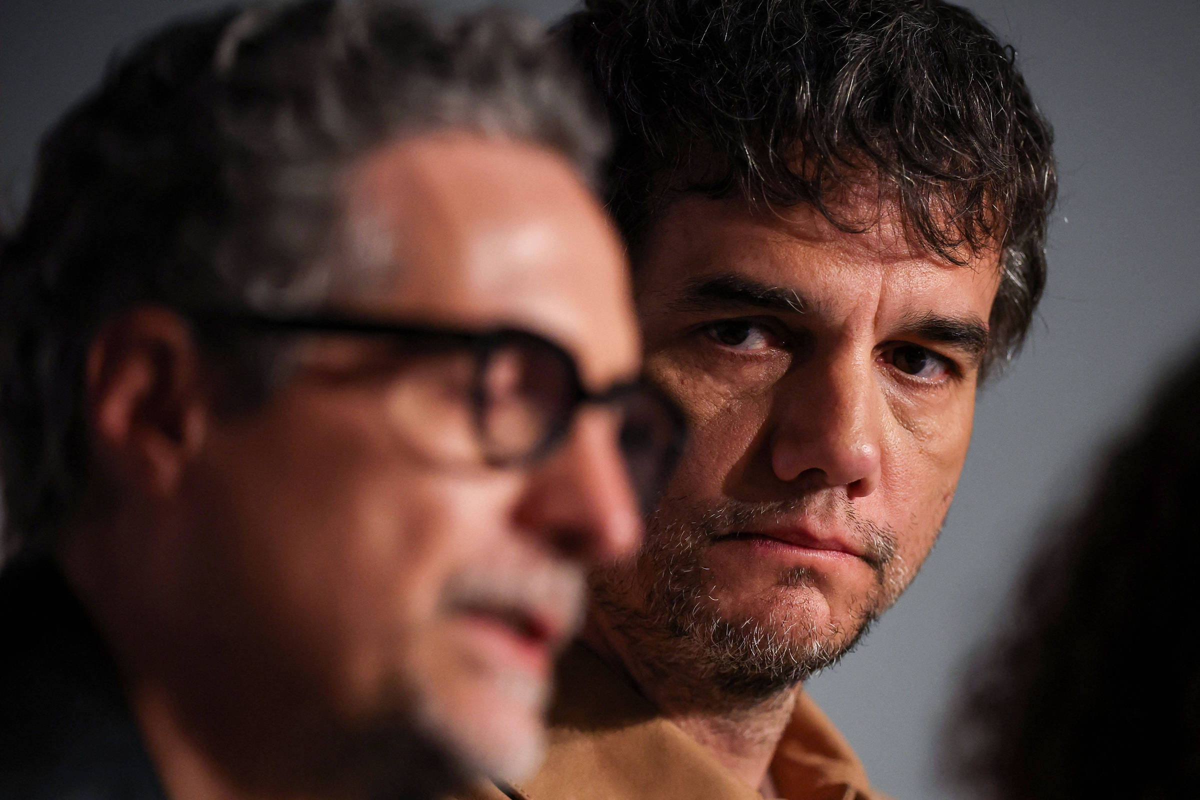 O diretor Kleber Mendonça Filho e o ator Wagner Moura participam de uma coletiva de imprensa do filme 'O Agente Secreto' durante o 78º Festival de Cinema de Cannes, em maio de 2025 (Foto: Sarah Meyssonnier/Reuters)
