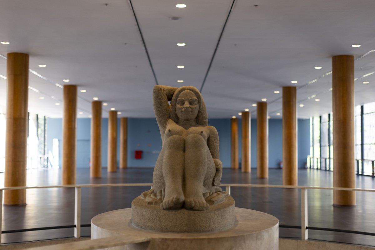Palácio Capanema reabre com visitas guiadas e festival de arte vibrante Mulher reclinada, obra de Celso Antônio, no mezanino do Capanema (Foto: Márcia Foletto)