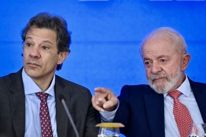 Partidos com ministérios se mobilizam para derrubar decreto do IOF na Câmara Ministro da Fazenda, Fernando Haddad, e o presidente Lula, em 12 de fevereiro de 2025. (Foto: Evaristo Sá/AFP)
