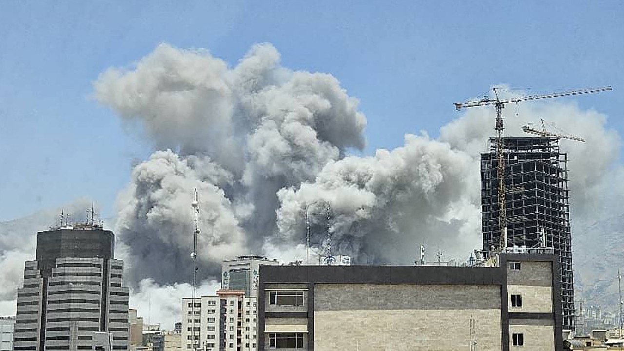 Governo brasileiro abriga servidores no Azerbaijão durante conflitos no Irã Uma coluna de fumaça subindo após os ataques israelenses em Teerã no mesmo dia. (Foto: UGC/AFP)