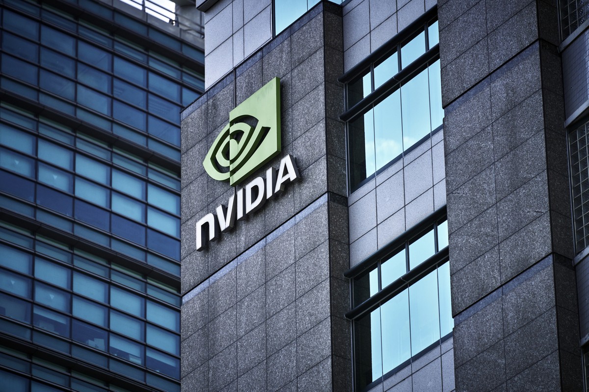 Executivos da Nvidia faturam mais de US$ 1 bilhão com venda de ações Nvidia sofrerá restrições para exportar seu chip H20 para a China (Foto: Bloomberg)