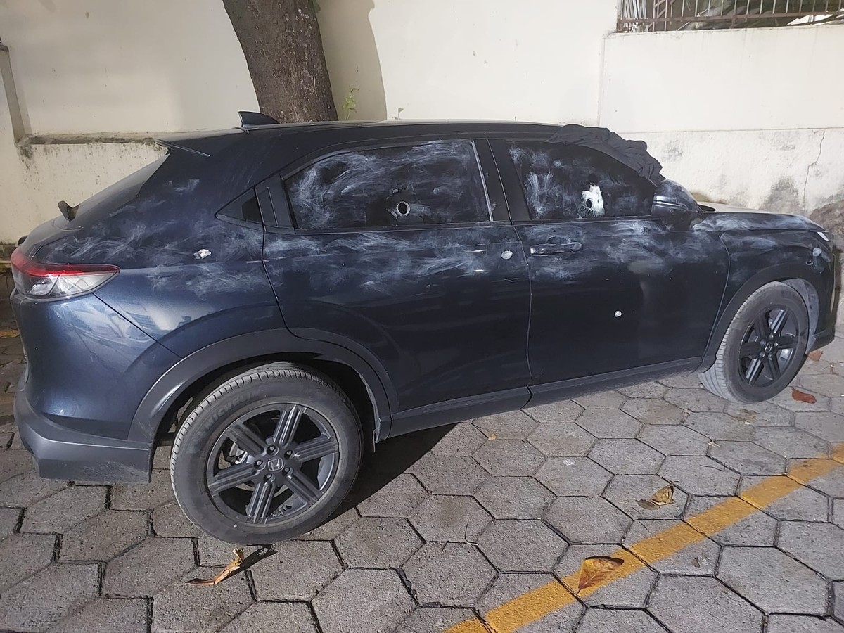 O carro usado no ataque a Vinícius Drumond tinha furos feitos de forma profissional para permitir que os canos das armas fossem encaixados para os disparos (Foto: Domingos Peixoto)