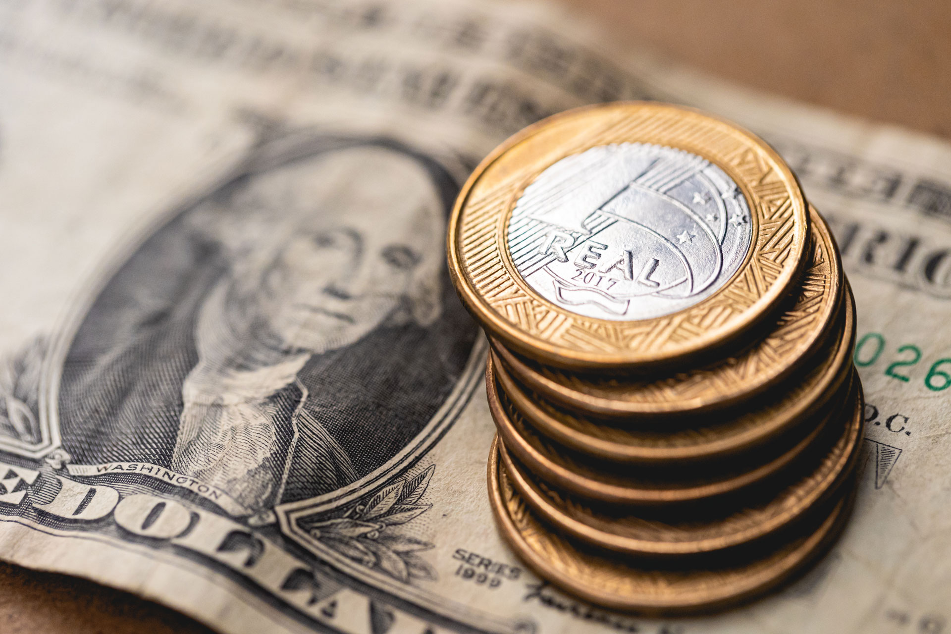 Dólar recua para R$ 5,43 e acumula queda de 12% no semestre Notas de dólares e moedas de real: os impactos do câmbio (Foto: Leonardo Albertino)