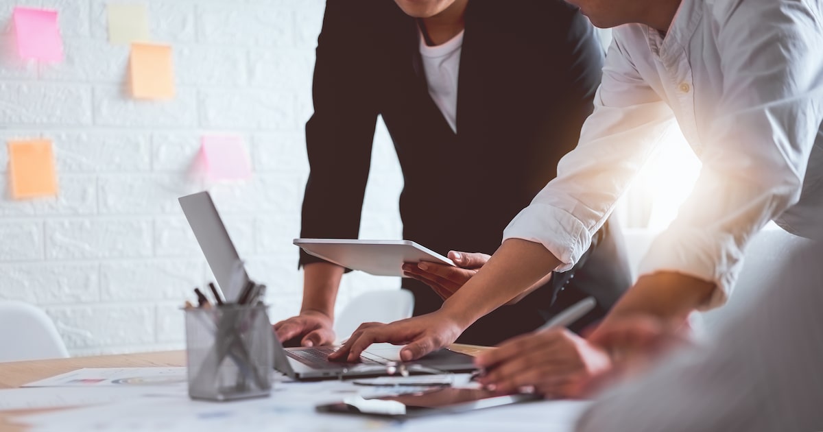 Empresas brasileiras adotam modelos híbridos e presenciais, com home office em baixa
