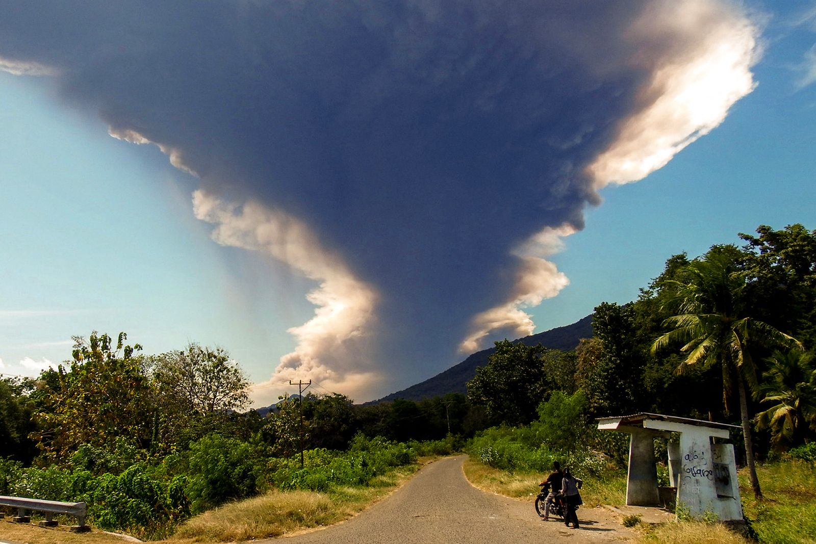 Vulcão Lewotobi Laki Laki na Indonésia lança cinzas a 17 quilômetros de altura Foto: Reprodução