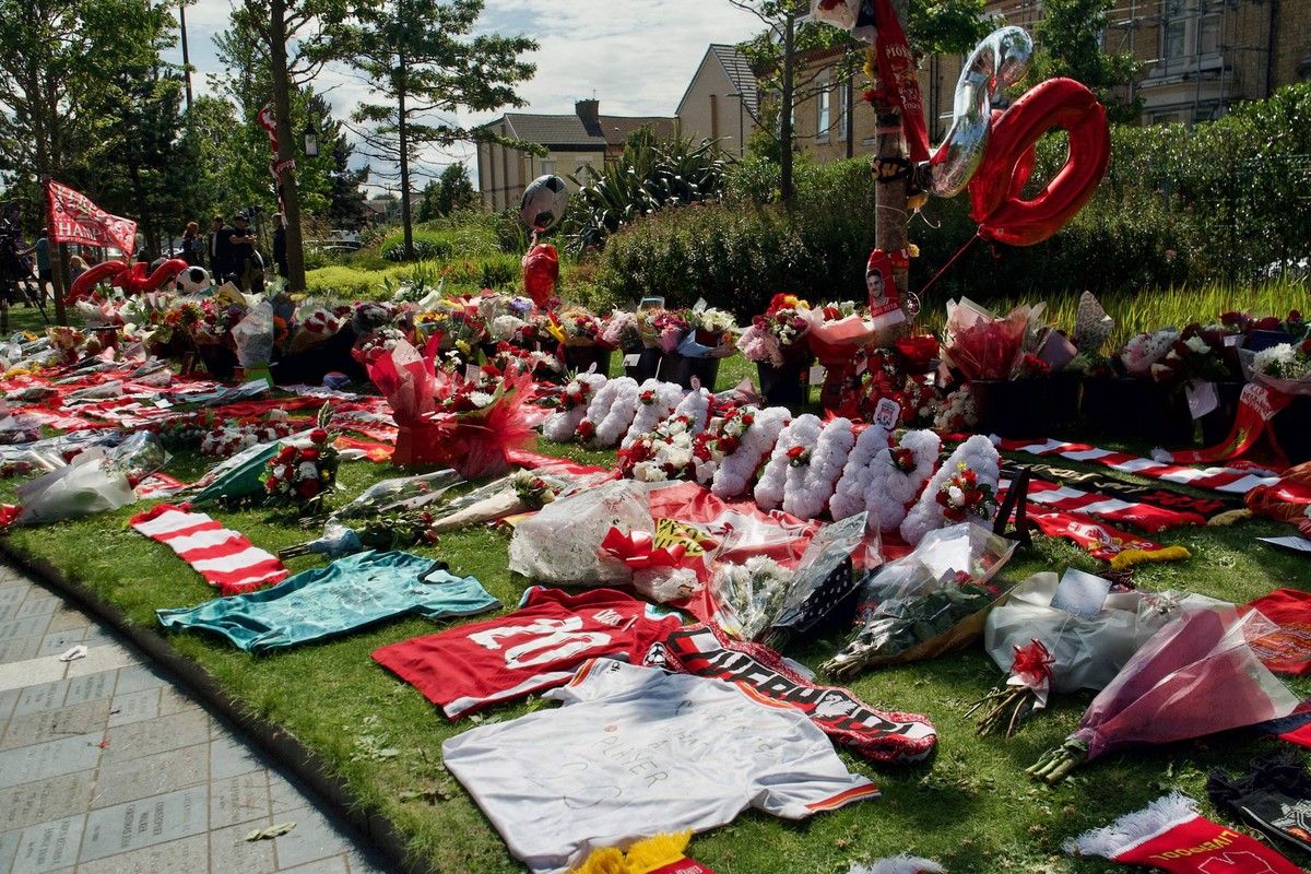 Liverpool dá início à pré-temporada após a trágica morte de Diogo Jota Homenagens ao português Diogo Jota em Anfield (Foto: Paul BARKER / AFP)